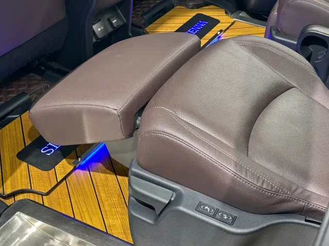 Toyota Sienna — Фото автомобиля 18