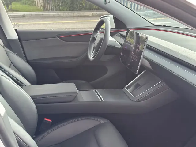 Tesla Model Y — Фото автомобиля 12