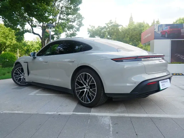 Porsche Taycan — Фото автомобиля 19