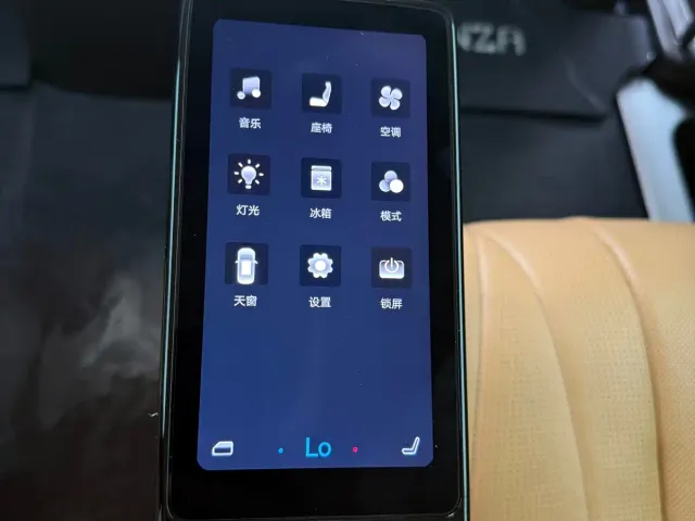 Denza Denza D9 2024 DM-i 980 AWD Flagship — Фото автомобиля 13