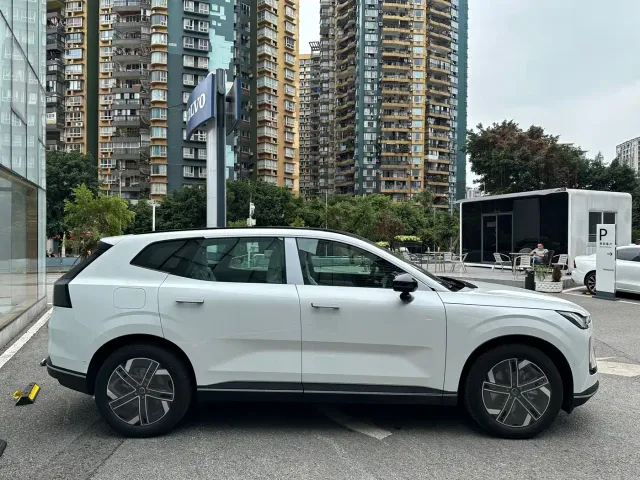 Volvo XC70 Plug-in Hybrid — Фото автомобиля 4