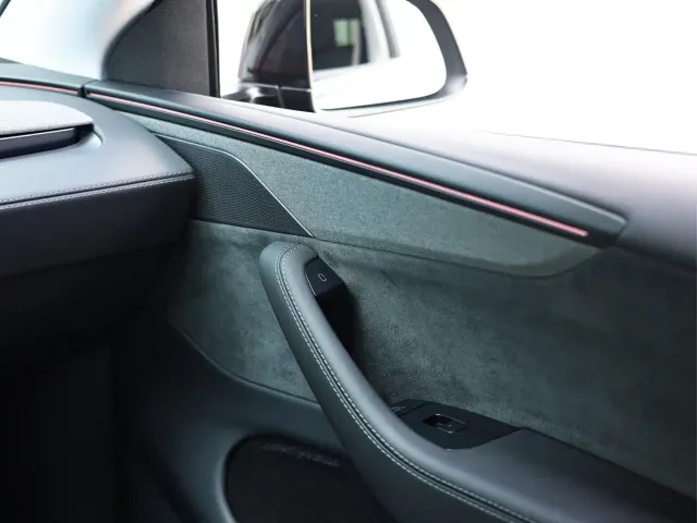 Tesla Model Y — Фото автомобиля 22
