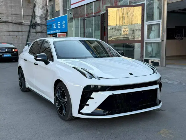 Lynk & Co 03 — Фото автомобиля 3