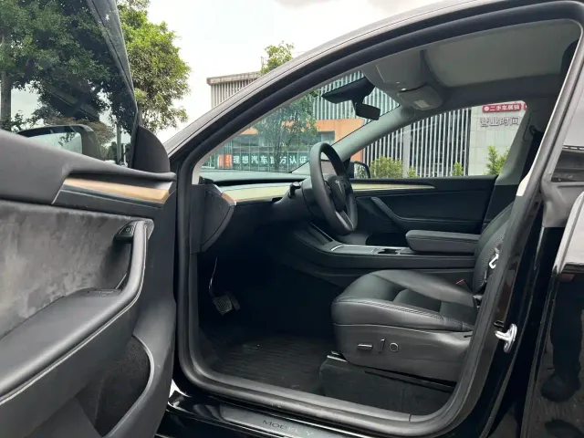 Tesla Model Y — Фото автомобиля 11