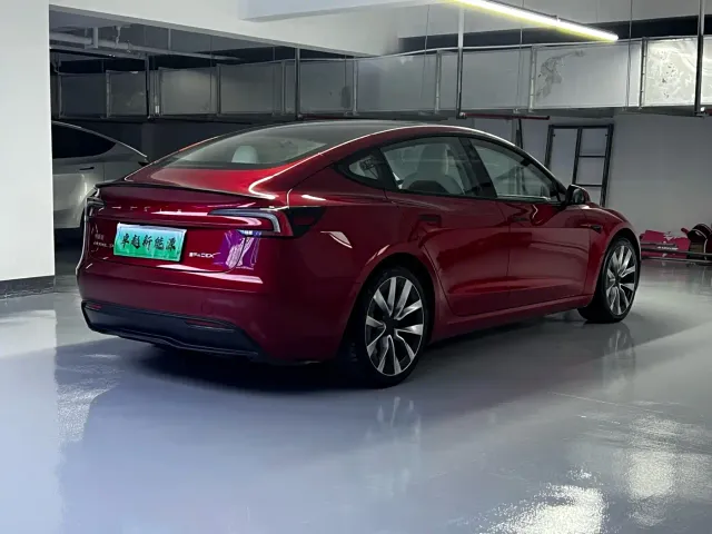 Tesla Model 3 — Фото автомобиля 13