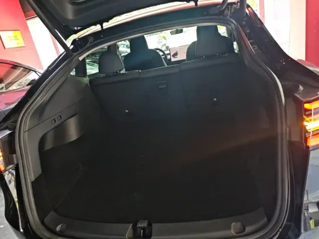 Tesla Model Y — Фото автомобиля 18