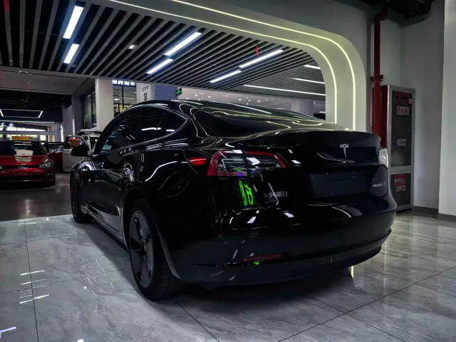 Tesla Model 3 — Фото автомобиля 9