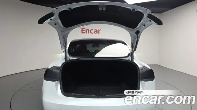 Tesla Model 3 — Фото автомобиля 5