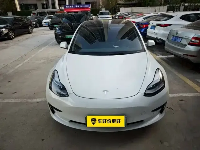 Tesla Model 3 — Фото автомобиля 2
