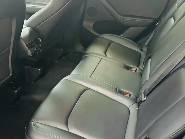 Tesla Model Y — Фото автомобиля 10