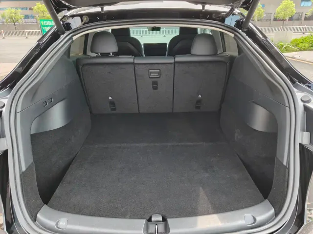 Tesla Model Y — Фото автомобиля 11