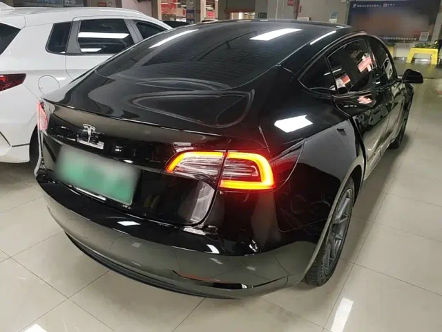 Tesla Model 3 — Фото автомобиля 6