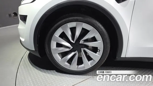 Tesla Model Y — Фото автомобиля 5