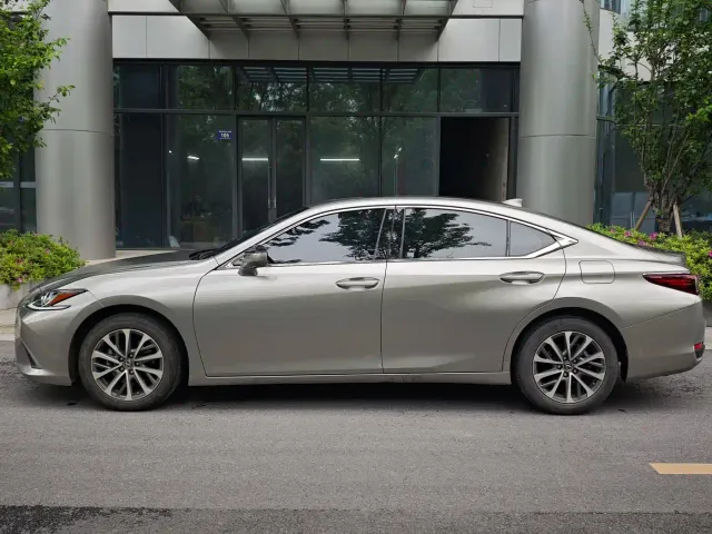 Lexus ES — Фото автомобиля 4
