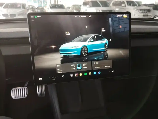 Tesla Model 3 — Фото автомобиля 12