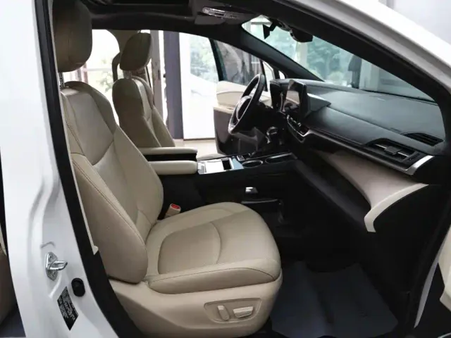 Toyota Granvia 2022 2.5L Hybrid Noble Edition — Фото автомобиля 23