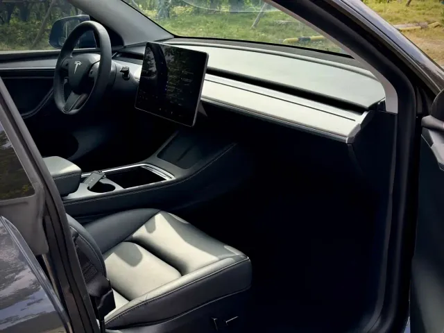 Tesla Model Y — Фото автомобиля 14