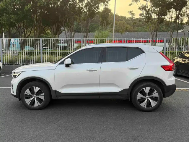 Volvo XC40 — Фото автомобиля 2