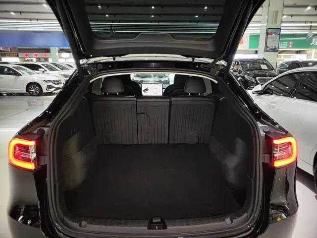 Tesla Model Y — Фото автомобиля 18