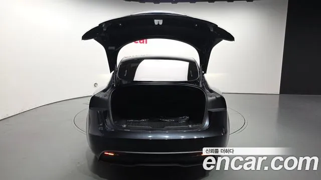 Tesla Model 3 — Фото автомобиля 26