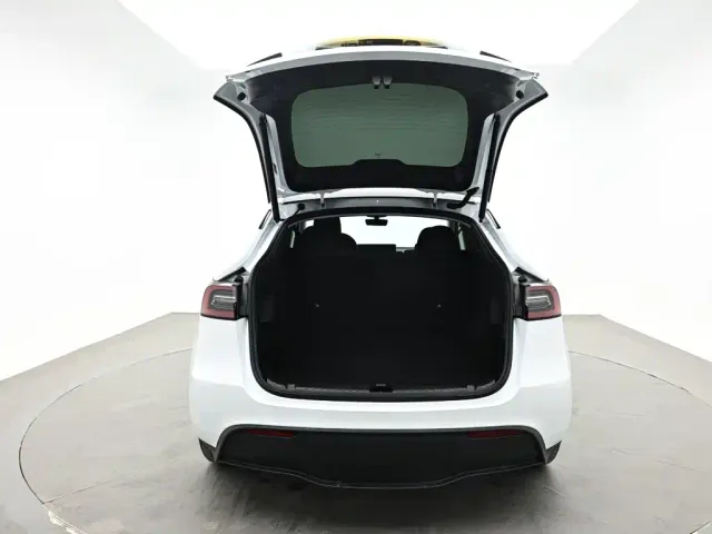 Tesla Model Y — Фото автомобиля 8
