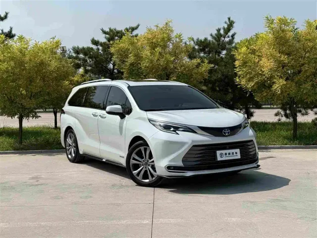 Toyota Sienna — Фото автомобиля 3