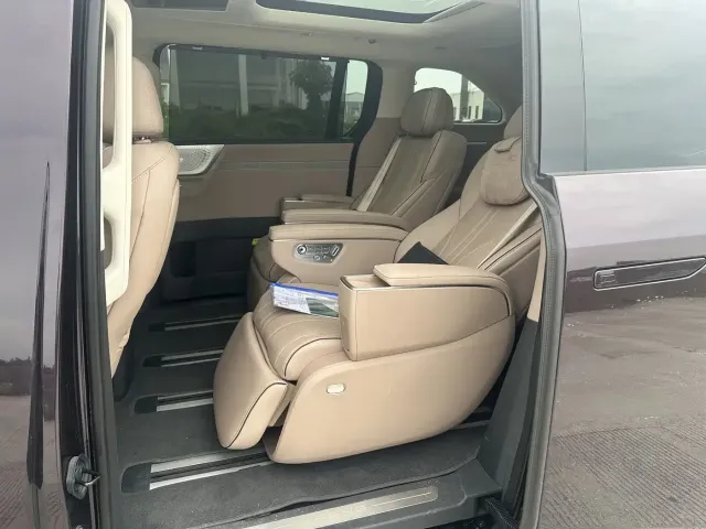Xpeng X9 — Фото автомобиля 10