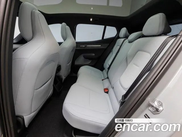 Volvo EX30 — Фото автомобиля 12