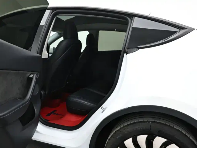 Tesla Model Y — Фото автомобиля 14