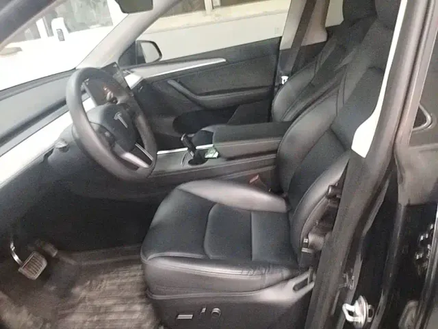 Tesla Model Y — Фото автомобиля 14