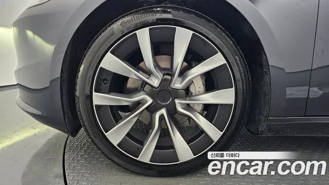 Tesla Model 3 — Фото автомобиля 5