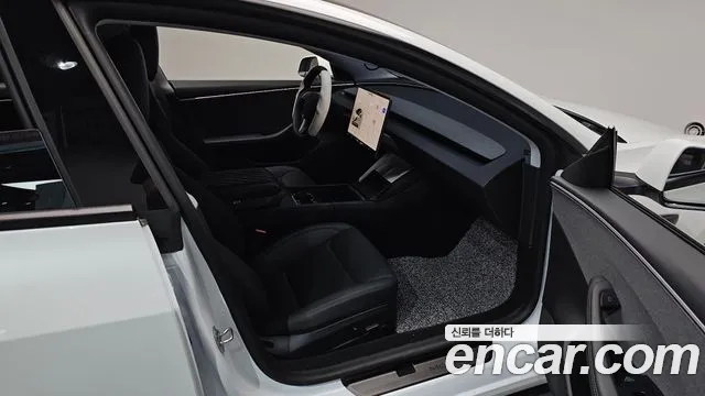 Tesla Model 3 — Фото автомобиля 11