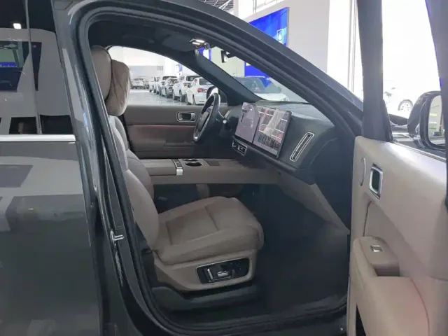 Li Auto L8 — Фото автомобиля 8