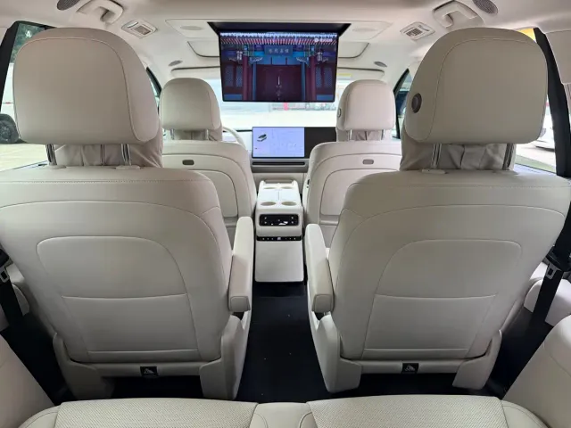 Li Auto i8 — Фото автомобиля 15