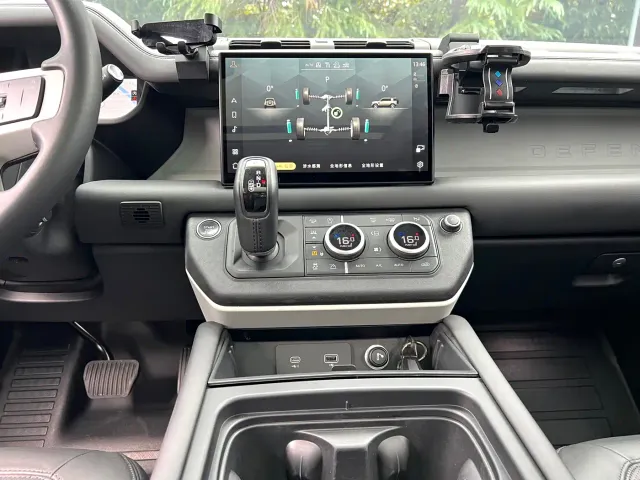 Land Rover Defender — Фото автомобиля 14