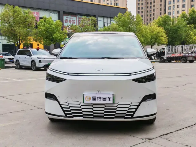 Xpeng X9 — Фото автомобиля 2