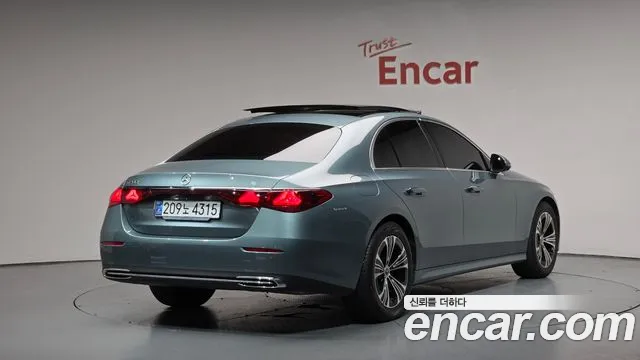 Mercedes-Benz E-Class — Фото автомобиля 2