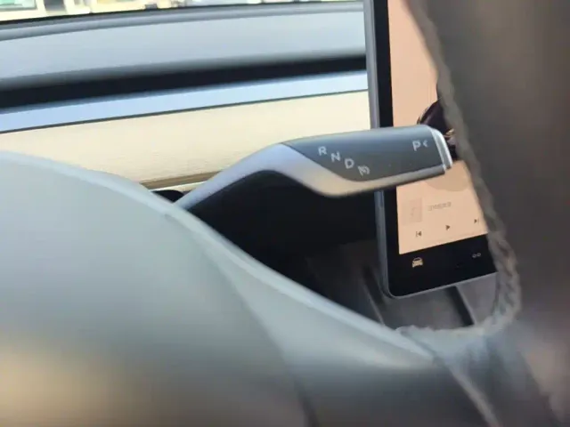 Tesla Model Y — Фото автомобиля 13