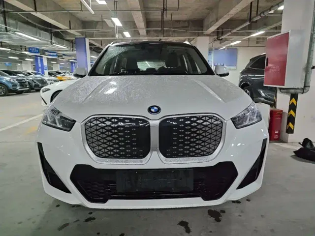 BMW iX1 — Фото автомобиля 2