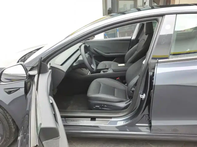 Tesla Model 3 — Фото автомобиля 9