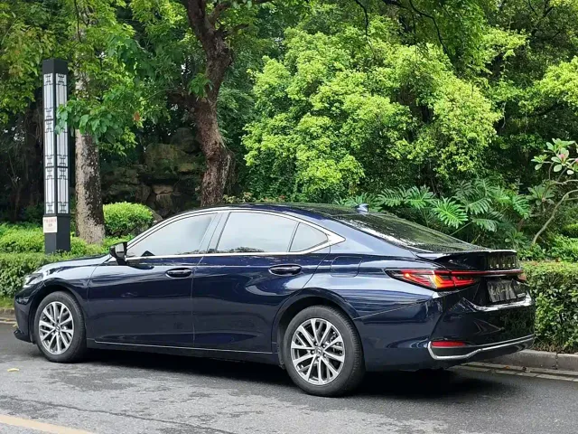 Lexus ES — Фото автомобиля 11