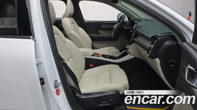 Volvo XC40 — Фото автомобиля 11