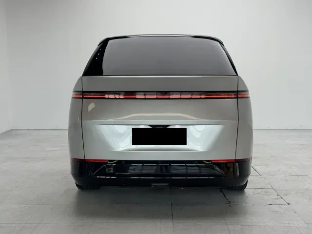Xpeng X9 — Фото автомобиля 3