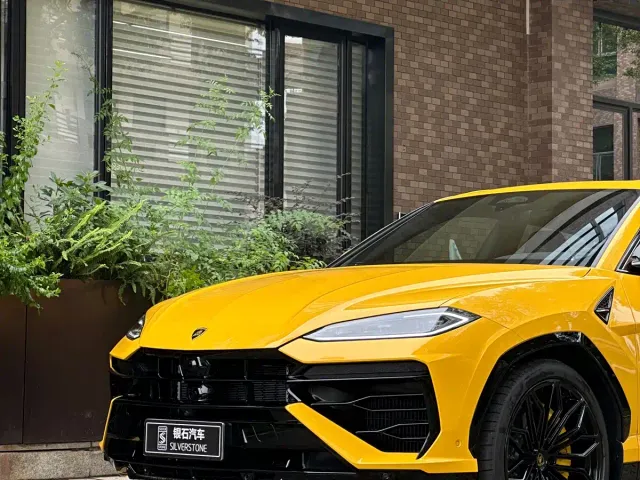 Фотография автомобиля — Lamborghini Urus