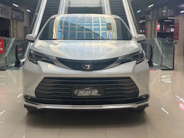 Toyota Sienna — Фото автомобиля 2