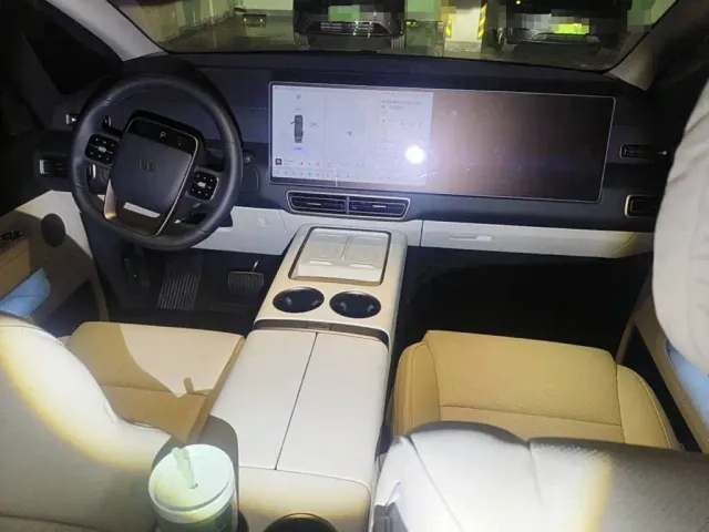 Li Auto Li Auto MEGA 2025 Ultra Smart Renewal Edition — Фото автомобиля 12