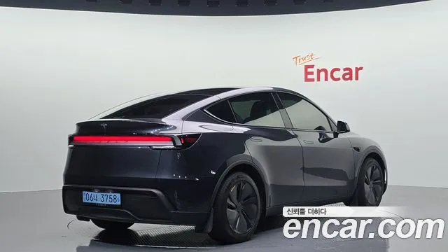 Tesla Model Y — Фото автомобиля 2