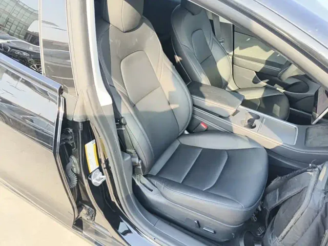 Tesla Model 3 — Фото автомобиля 24