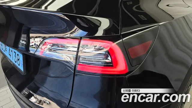 Tesla Model Y — Фото автомобиля 8