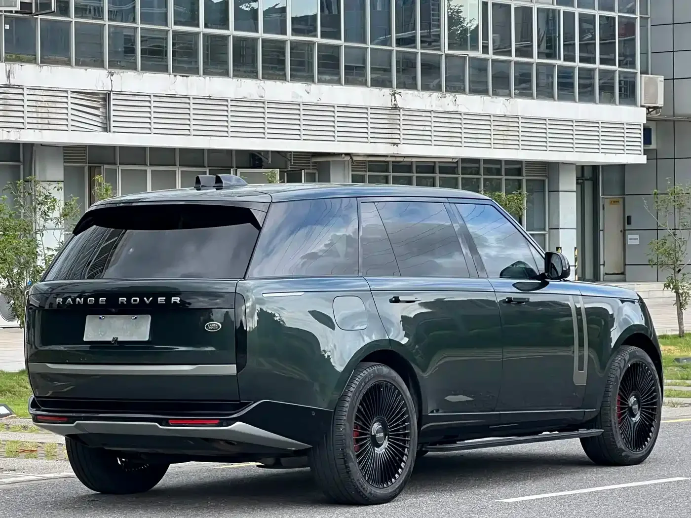 Land Rover Range Rover 2023 3.0 L6 400PS Golden Age 7-Seater Long Wheelbase — Фото автомобиля 4